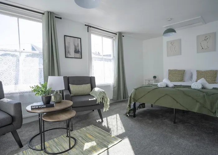 4-Bedroom Central Canterbury Cottage